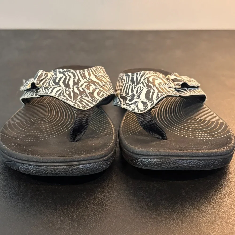 Clarks Cloudsteppers Flip Flops Womens sz 9M Black White Zebra Comfort summer